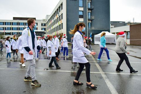Krankenhausmitarbeiter tanzen bei "Jerusalema Dance Challenge"