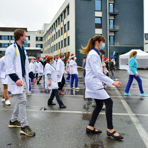 Krankenhausmitarbeiter tanzen bei "Jerusalema Dance Challenge"