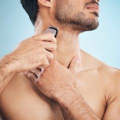 Mann trimmt seinen Bart