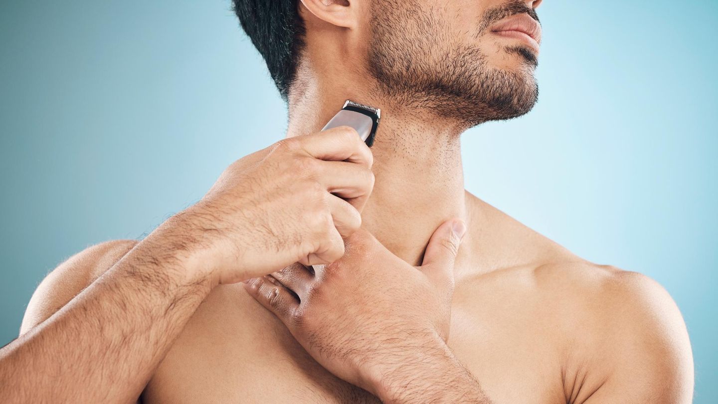 Mann trimmt seinen Bart