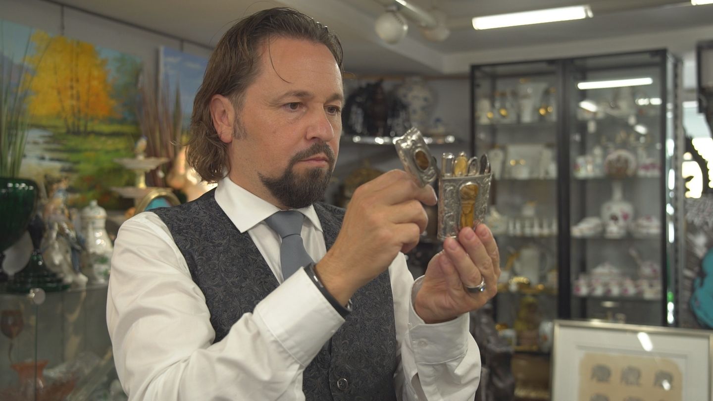 Bares für Rares Händler Wolfgang Pauritsch hält die Bodenplatte der kaputten Fasanen-Bronze in der Hand