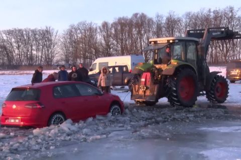Eisdriften geht schief: Golf bricht in Eisfläche ein