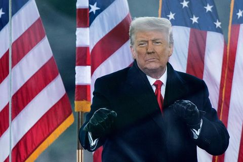 Donald Trump ballt die Fäuste vor US-Flaggen