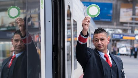 Ein Zugchef der Deutschen Bahn
