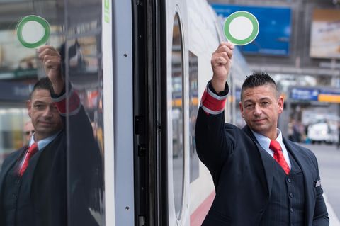 Ein Zugchef der Deutschen Bahn