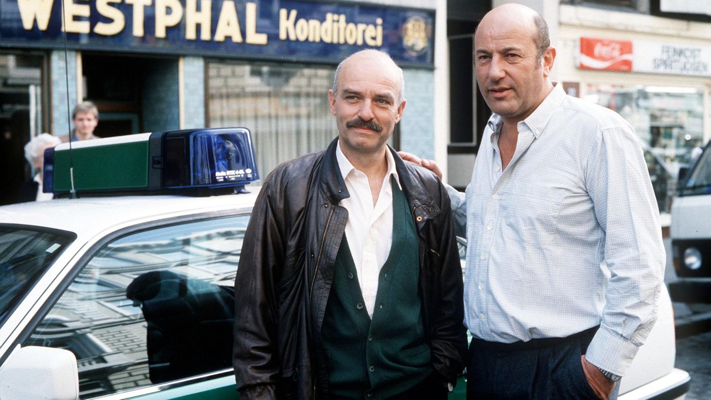 TATORT
ZeitzŸnder

Das bewŠhrte Kommissarengespann Paul Stoever (MANFRED KRUG) und Peter Brockmšller (CHARLES BRAUER)  ist einem Riesenfall auf der Spur ...
35194
, 08kpatatort1