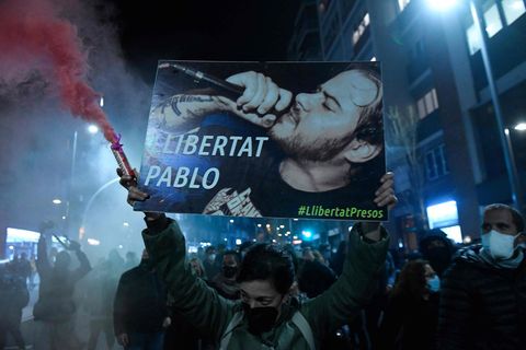 Freiheit für Pablo Hasél fordern Demonstranten bei einer Kundgebung am Dienstagabend in der katalanischen Metropole Barcelona, es kam auch zu Gewaltausbrüchen während der Demonstration