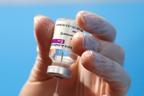 AstraZeneca Impfstoff: Eine Spritze wird gefüllt