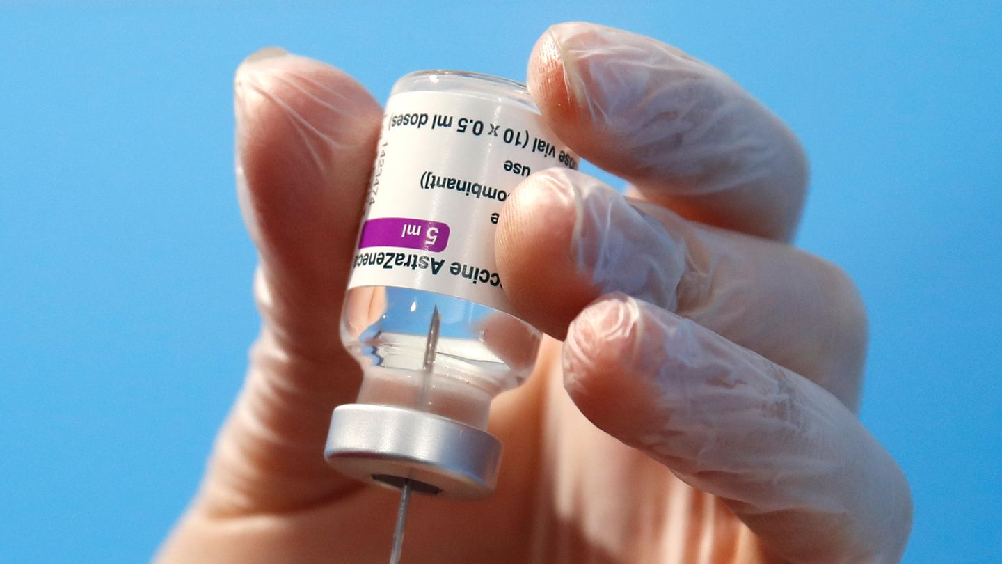 AstraZeneca Impfstoff: Eine Spritze wird gefüllt