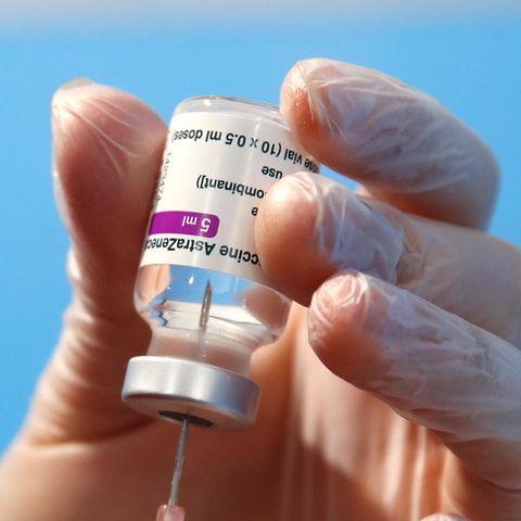 AstraZeneca Impfstoff: Eine Spritze wird gefüllt