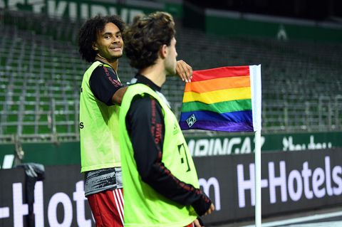 Joshua Zirkzee, Profi des FC Bayern, mit Regenbogenfahne