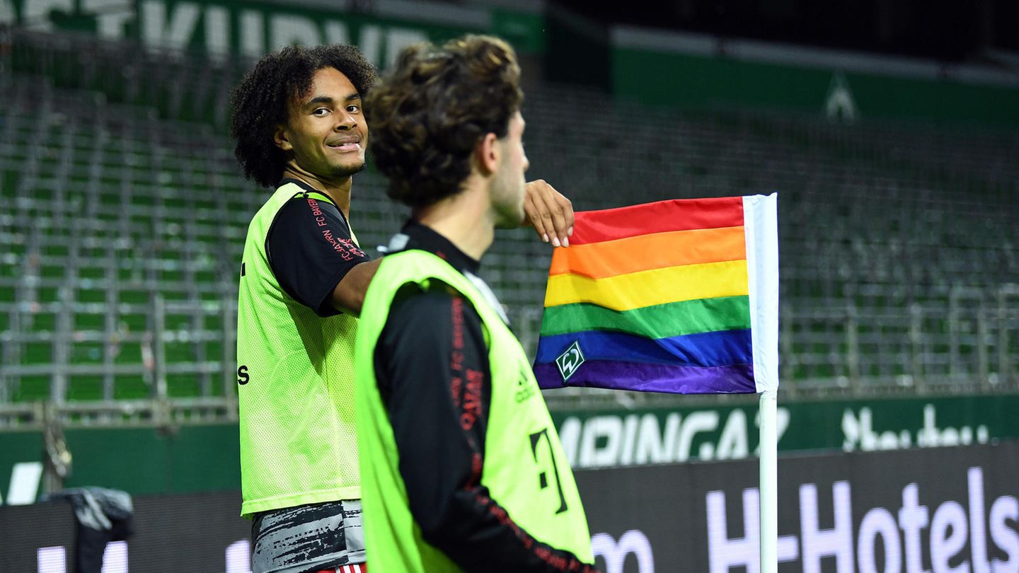 Joshua Zirkzee, Profi des FC Bayern, mit Regenbogenfahne