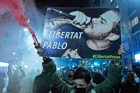 "Freitheit für Pablo" fordern Demonstranten am 16. Februar 2021 in Barcelona