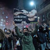 "Freitheit für Pablo" fordern Demonstranten am 16. Februar 2021 in Barcelona