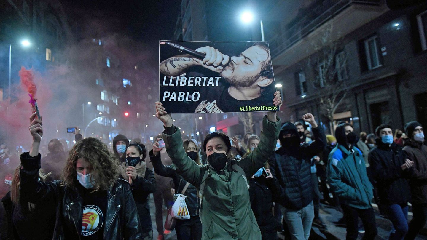 "Freitheit für Pablo" fordern Demonstranten am 16. Februar 2021 in Barcelona