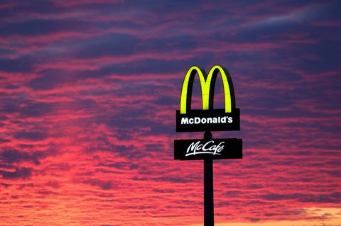 Der Abendhimmel leuchtet hinter einem McDonalds-Schild