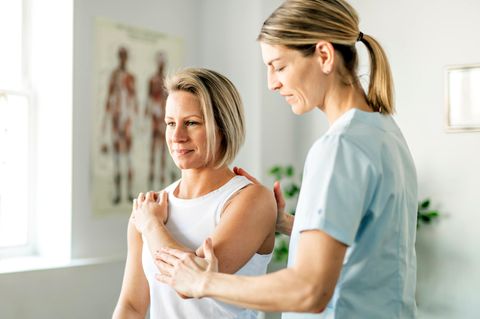 Von Kalkschulter bis Frozen Shoulder: Chronische Schulterschmerzen: Auch ohne Operation gibt es Hilfe