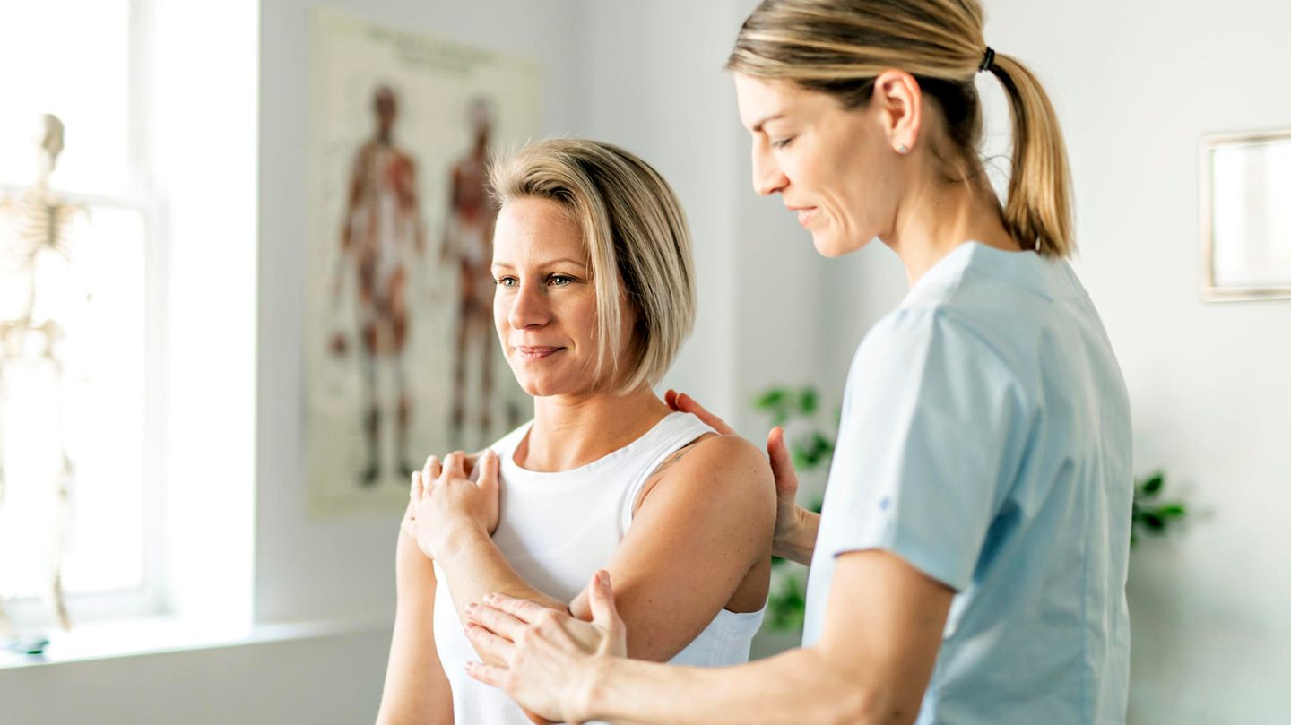 Von Kalkschulter bis Frozen Shoulder: Chronische Schulterschmerzen: Auch ohne Operation gibt es Hilfe Von Kalkschulter bis Frozen Shoulder: Chronische Schulterschmerzen: Auch ohne Operation gibt es Hilfe
