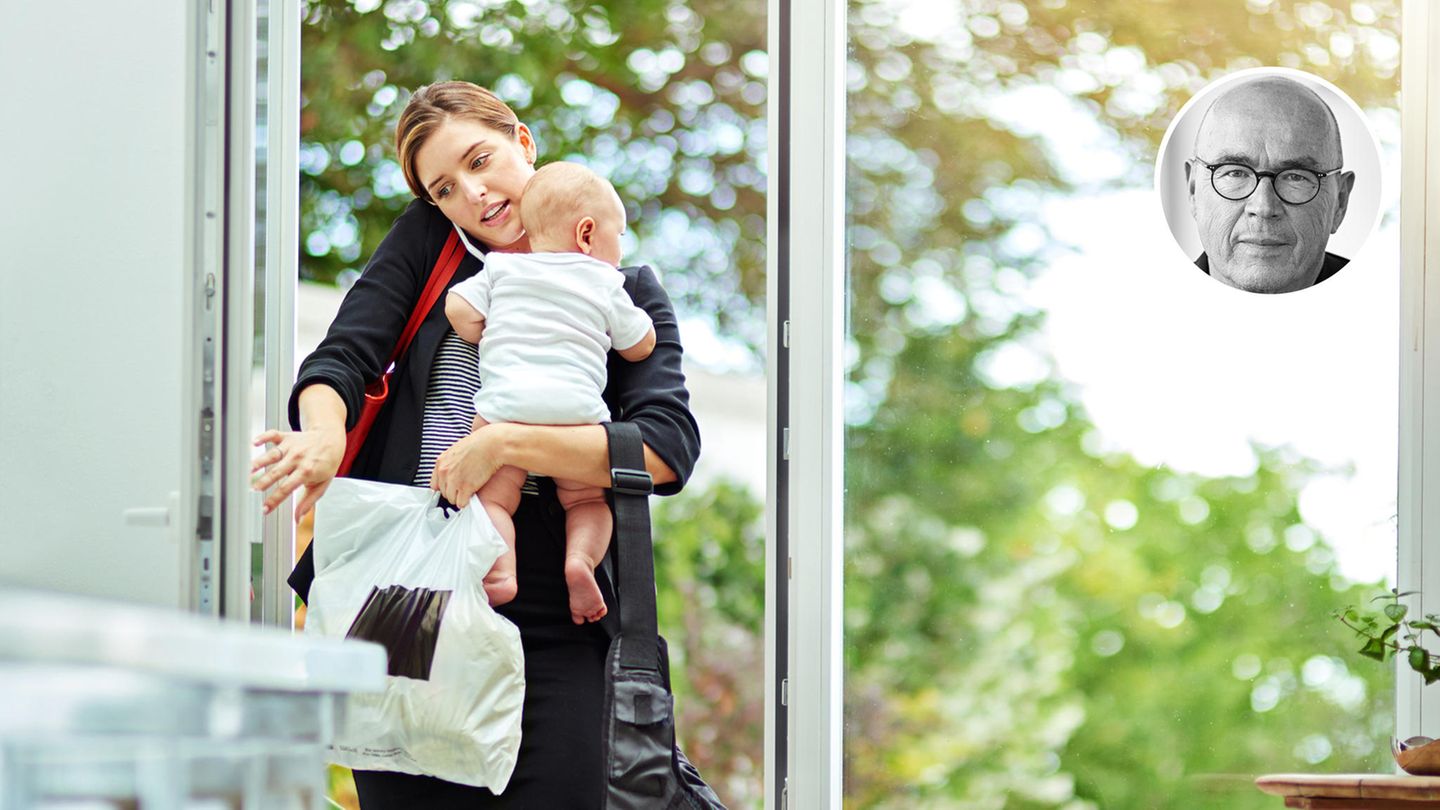 Dr. Dogs Emanzipation Frau in Business-Kleidung mit Baby auf dem Arm