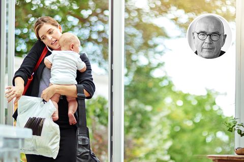 Frau in Business-Kleidung mit Baby auf dem Arm