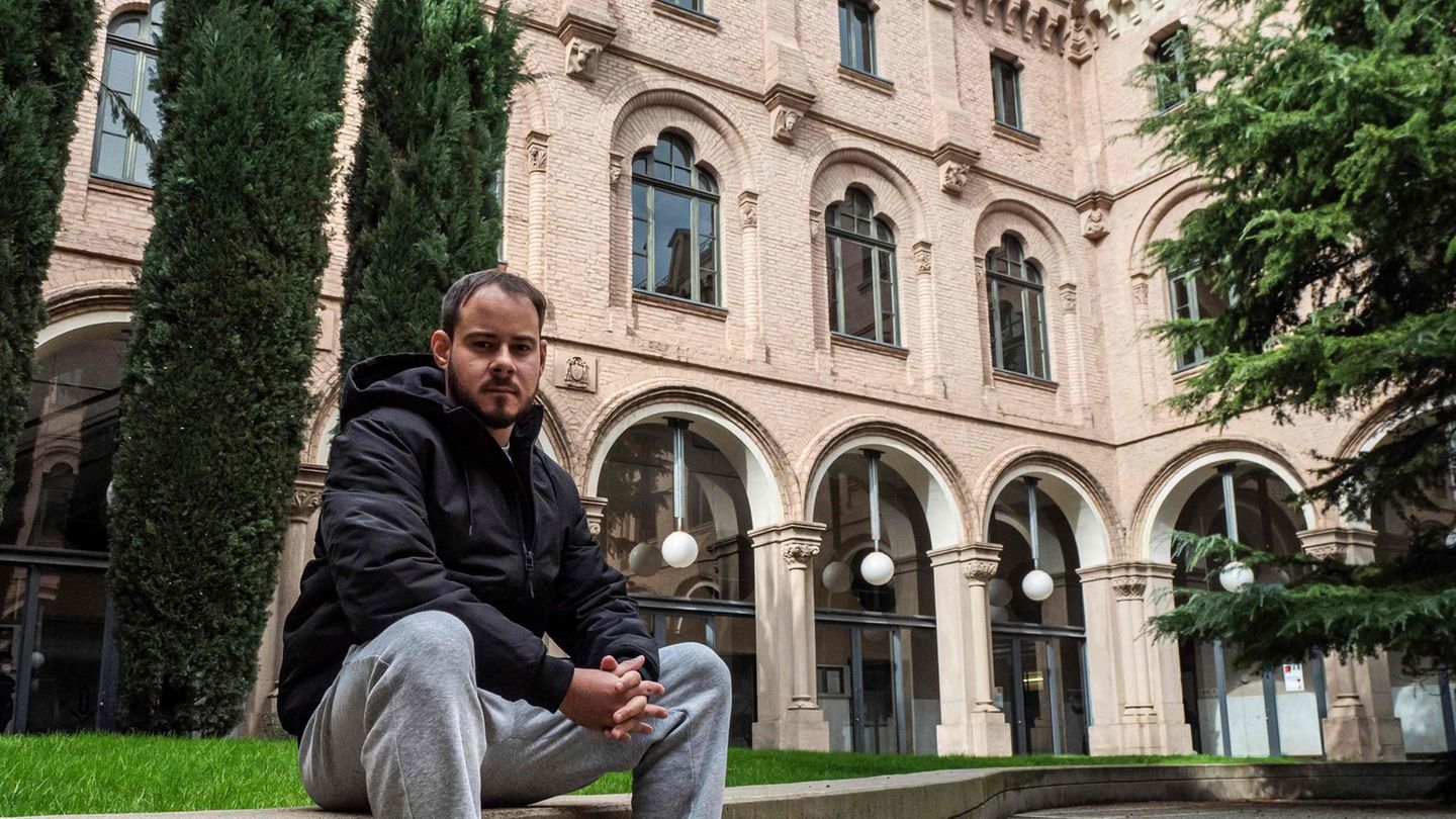  Bild 1 von 9 der Fotostrecke zum Klicken:  Medienwirksam hatte sich der Rapper am Wochenende in die Universität von Lleida zurückgezogen ...