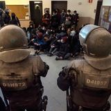 Sicherheitskräfte stehen Studierenden in der Universität gegenüber: eine Konfrontation, wie es Spanien unter Franco kannte.