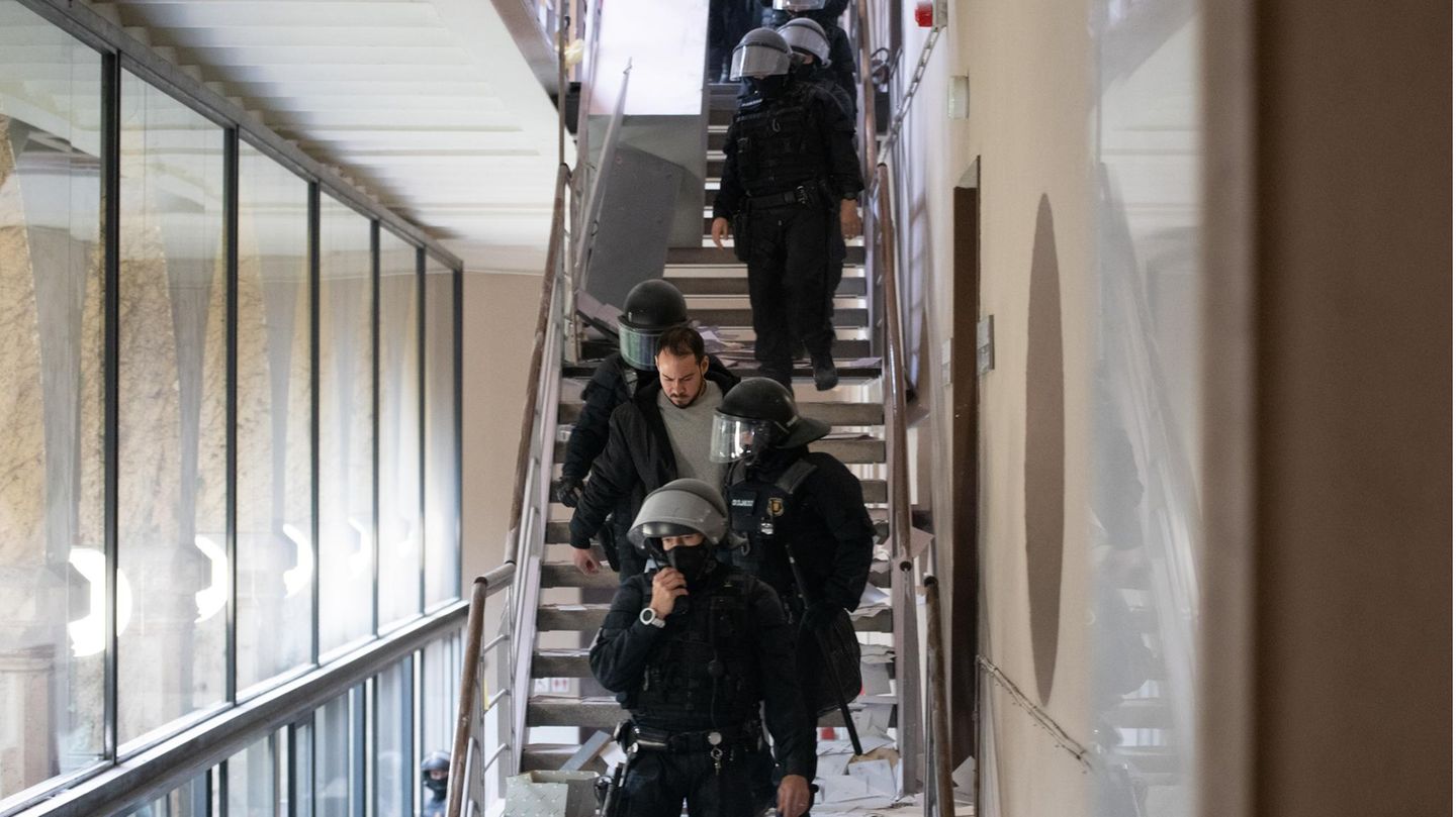 Hasél rief auf dem Weg zum Polizeifahrzeug bei seiner Verhaftung: "Trotz aller Unterdrückung werden sie uns niemals dazu bringen, uns zu verbiegen."
