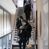 Hasél rief auf dem Weg zum Polizeifahrzeug bei seiner Verhaftung: "Trotz aller Unterdrückung werden sie uns niemals dazu bringen, uns zu verbiegen."