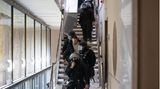 Hasél rief auf dem Weg zum Polizeifahrzeug bei seiner Verhaftung: "Trotz aller Unterdrückung werden sie uns niemals dazu bringen, uns zu verbiegen."