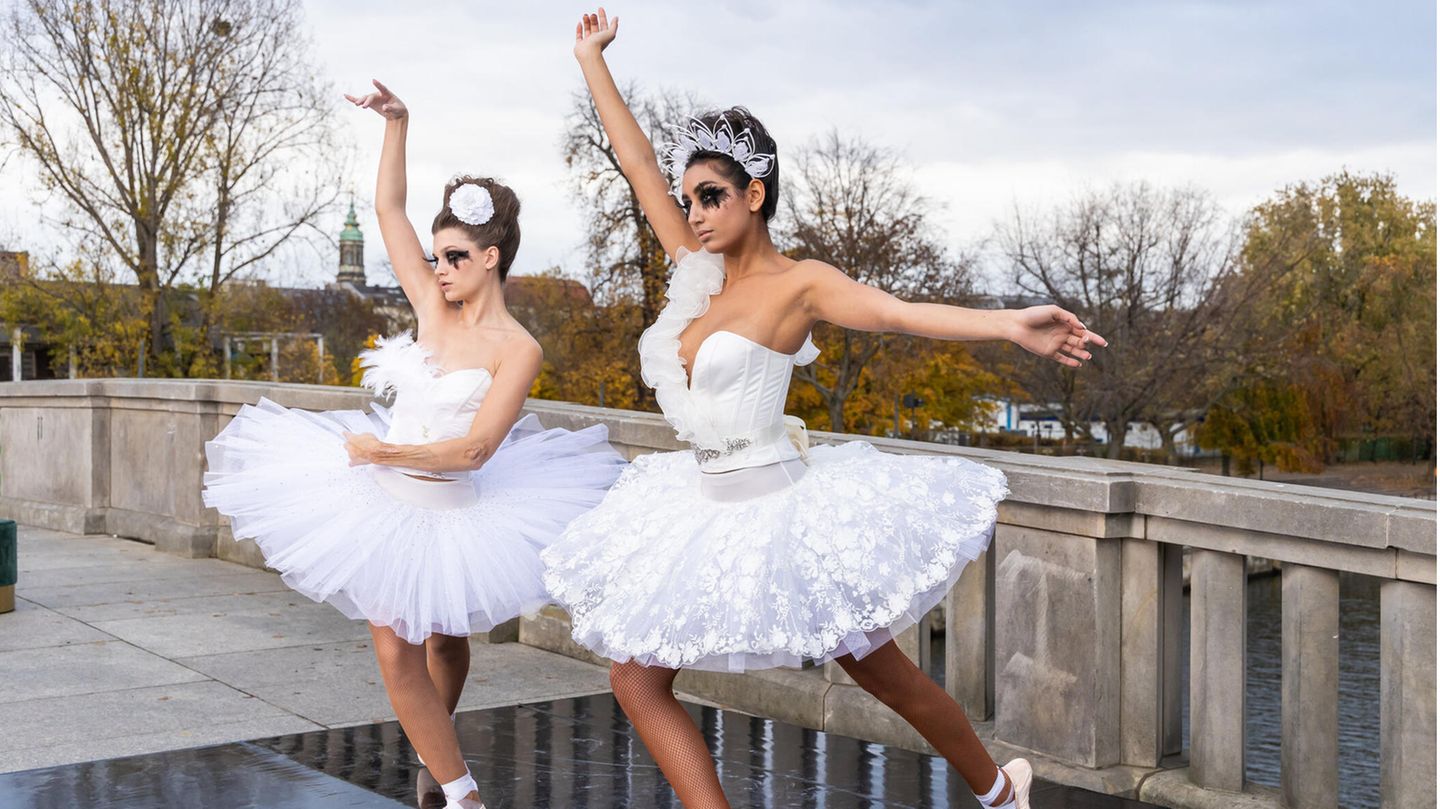 GNTM 2021: Chanel (l.) und Yasmin beim Fotoshooting