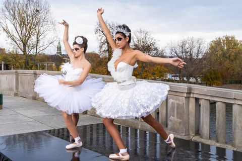 GNTM 2021: Chanel (l.) und Yasmin beim Fotoshooting