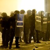 Die schwer ausgerüstete katalanische Polizei, die Mossos d'Esquadra, während der Proteste in Barcelona am Abend. Mehrere Demonstrationsteilnehmer wurden laut Medienberichten von Geschossen an den Augen verletzt.