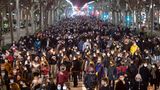 Großer Aufmarsch am Abend nach seiner Festnahme, wie hier in in Barcelona mit zunächst friedlichen Protesten.