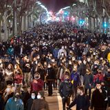 Großer Aufmarsch am Abend nach seiner Festnahme, wie hier in in Barcelona mit zunächst friedlichen Protesten.