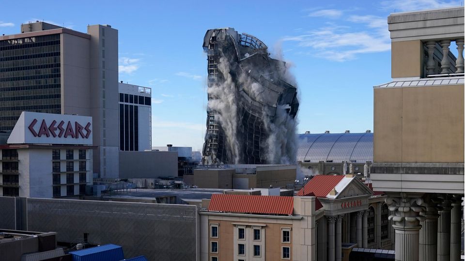 Das ehemalige Trump Plaza-Casino wird gesprengt