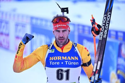 Arnd Peiffer ballt die Faust, er hat  endlich die erste Medaille für die deutschen Biathleten geholt