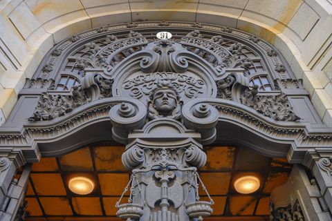 Ein Vater hatte ein Gespräch zwischen seiner Tochter und deren Lehrerin abgehört. Nun muss er Strafe zahlen 