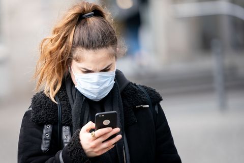 Frau schaut aufs Smartphone