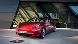 Beim Matrix Charging System fährt das Auto über eine Ladeplatte
