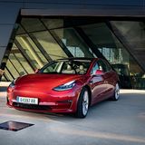 Beim Matrix Charging System fährt das Auto über eine Ladeplatte