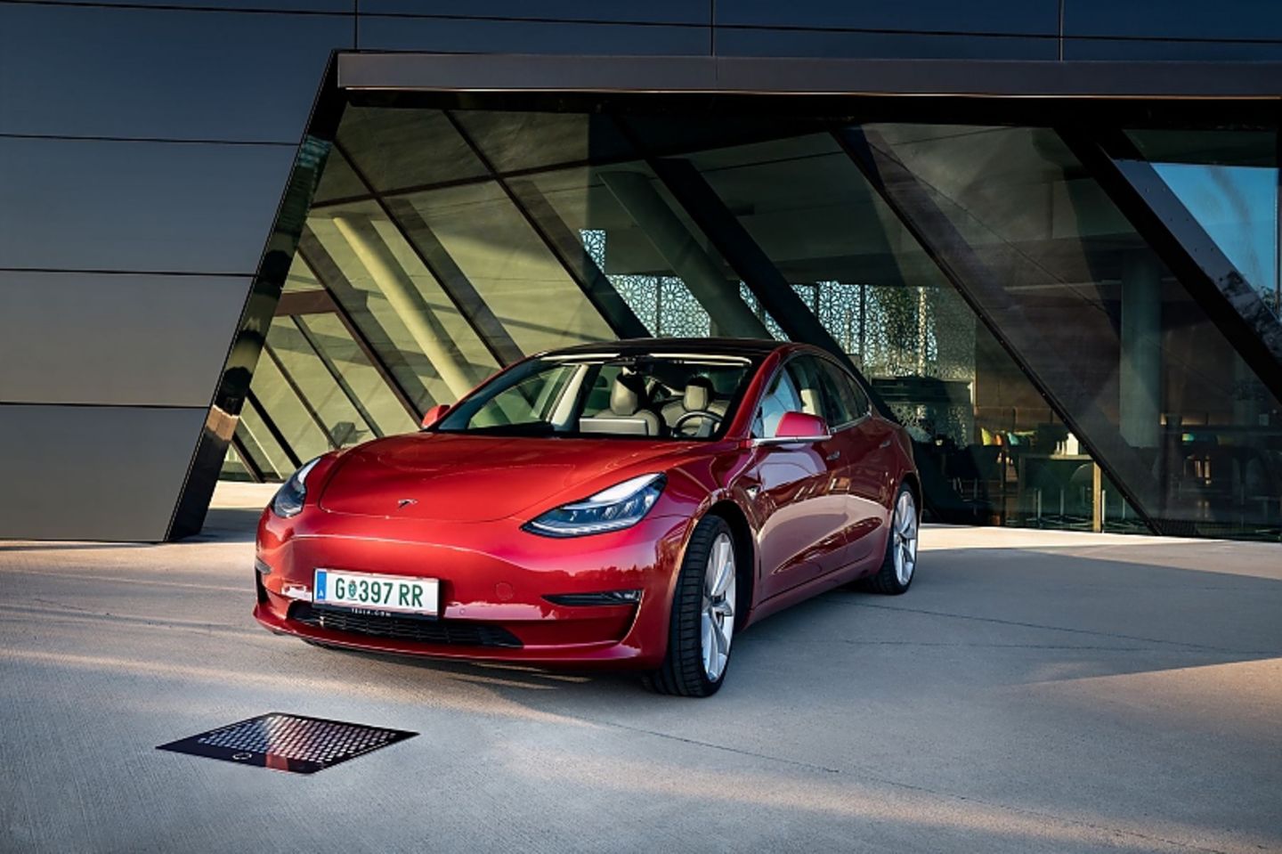 Beim Matrix Charging System fährt das Auto über eine Ladeplatte
