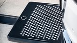 Die Ladeplatte des Matrix Charging Systems ist 57 mal 47 Zentimeter groß