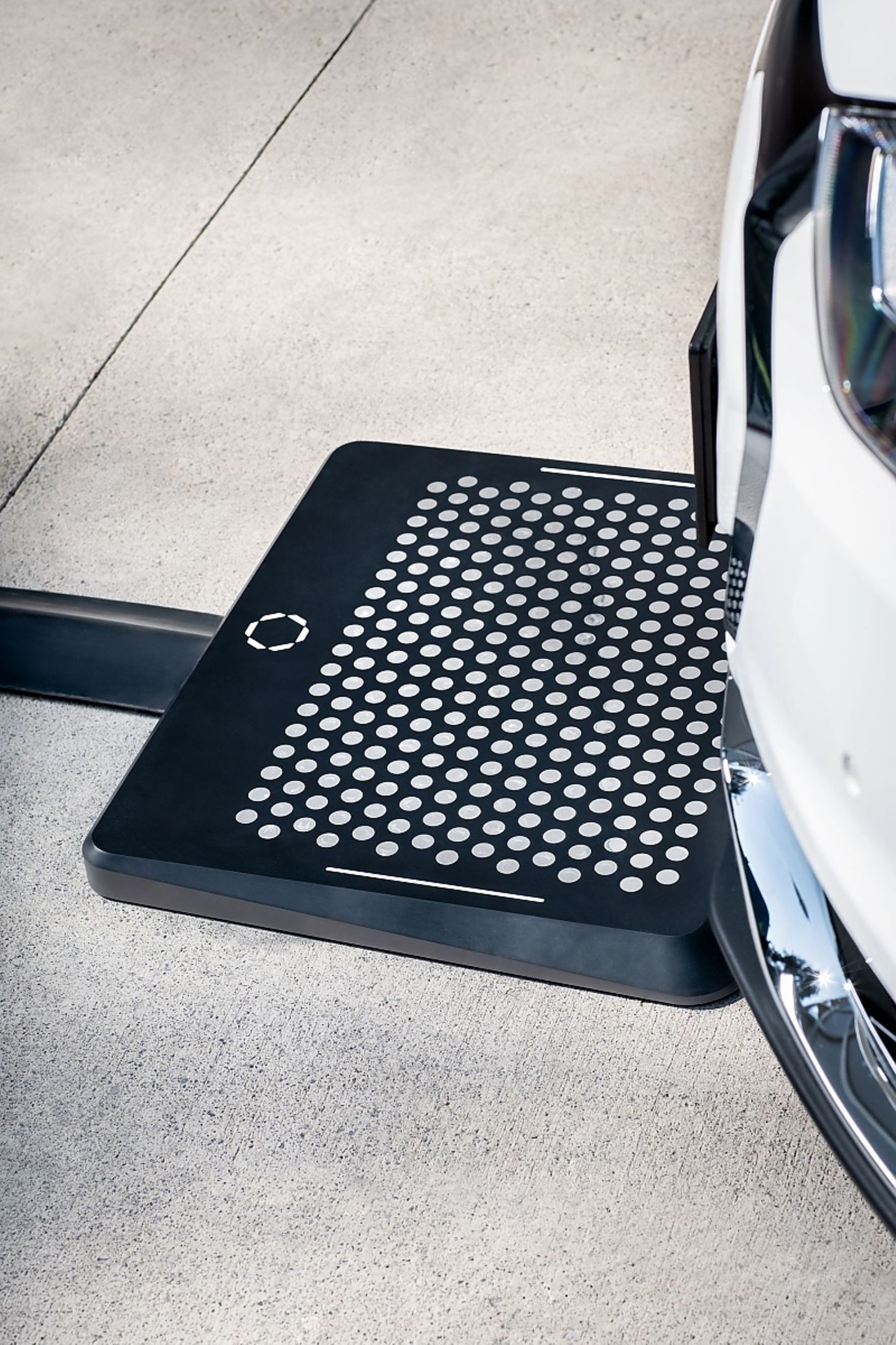 Die Ladeplatte des Matrix Charging Systems ist 57 mal 47 Zentimeter groß