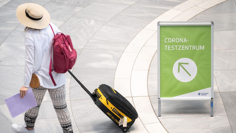 Baden-Württemberg, Stuttgart: "Corona-Testzentrum" steht auf einem Schild am Stuttgarter Flughafen