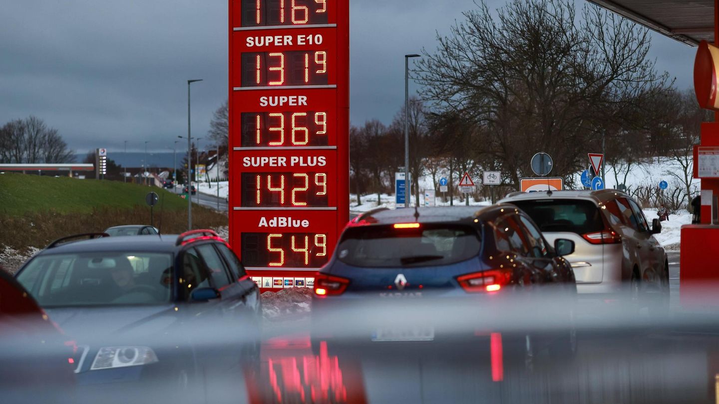 Tankstelle Preistafel Die Preistafel an der STAR-Tankstelle Ilmenau zeigt die aktuellen Spritpreise an. Autofahren ist im neuen Jahr deutlich teurer geworden. Zum einen ist die wegen der Corona-Krise gesenkte Mehrwertsteuer wieder auf ihr altes Niveau v... Die Preise steigen – nicht nur an der Tankstelle