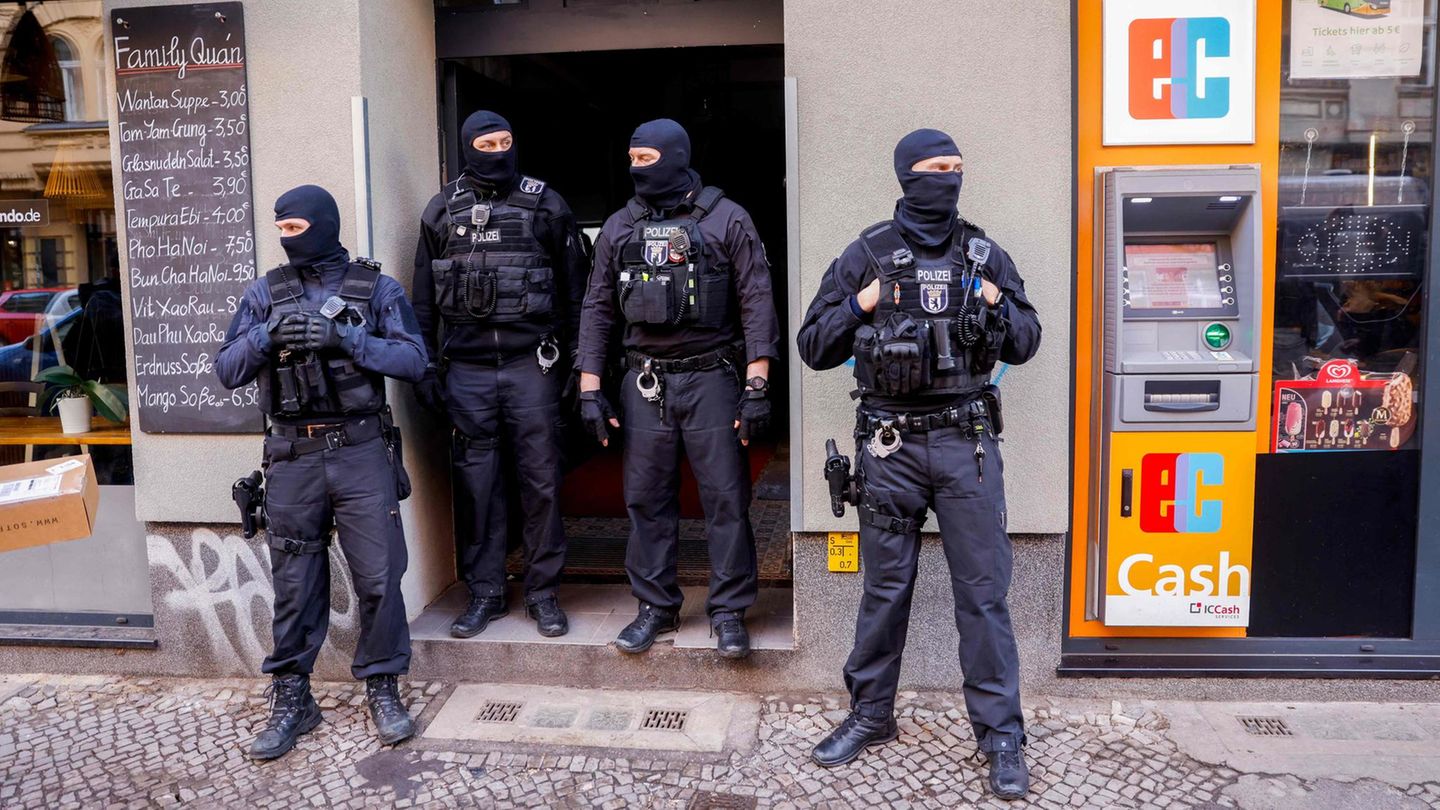 Polizei vor Gebäude in Berlin