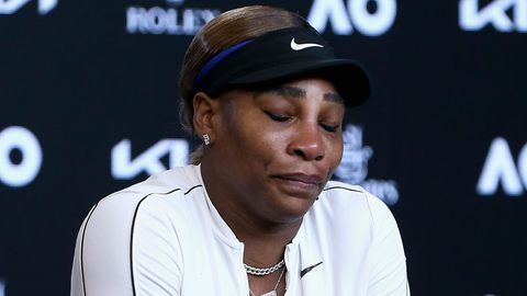 Serena Williams spricht nach dem Spiel auf einer Pressekonferenz