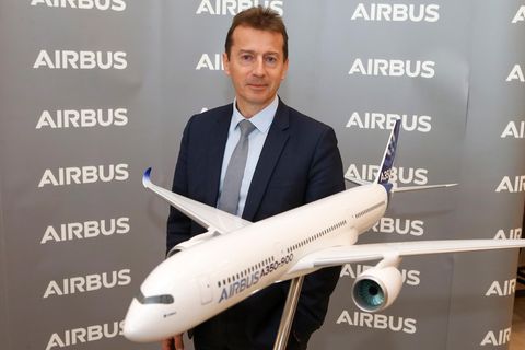Airbus-Chef Guillaume Faury mit einem Flugzeugmodell