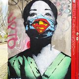 "Super Nurse" ist dieses Graffito betitelt, das der niederländische Street Artist FAKE an eine Hauswand in Amsterdam gesprüht hat. Es setzt den stillen Helden dieser Pandemie ein Denkmal: den Krankenschwestern.