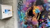"Liebe in Zeiten des Corona-Virus" ist dieses Wandgemälde betitelt, das sich in der französischen Gemeinde Ivry-sur-Seine befindet. Es stammt von dem Graffiti-Künstler C215, der mit bürgerlichem Namen Christian Guémy heißt und als "Frankreichs Antwort auf Banksy" tituliert wurde.
